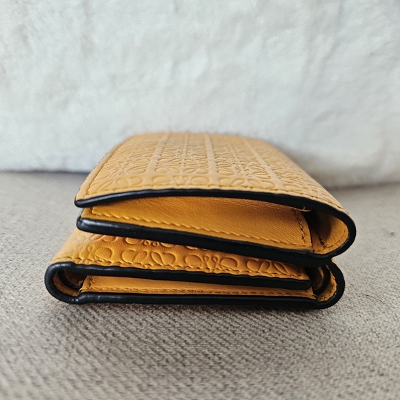 Pre-loved Loewe Tri-fold wallet - Picture 6 of 11